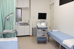 処置室 （右：超音波診断装置　左：心電図）